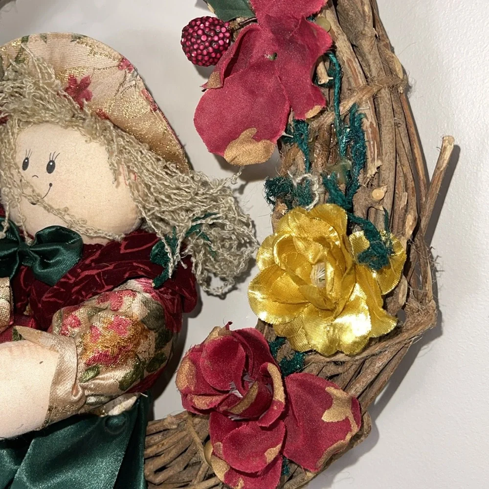 🎄Holiday Vine Ring Wreath With Doll Bearing Gifts 🎄